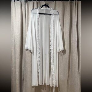 Elegant White Lace Trim Robe